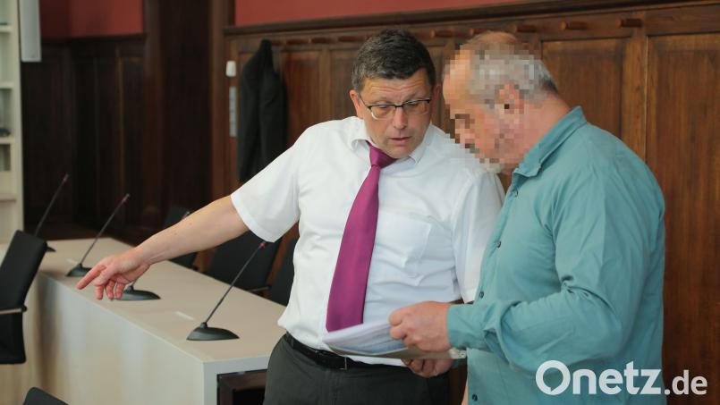 Der Angeklagte (rechts) im Gespräch mit seinem Verteidiger Michael Schüll. Bild: Wolfgang Steinbacher