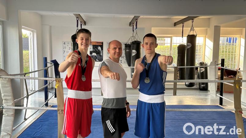 Dietrich Hermann (links) und Eric Propp mit ihrem Trainer Ruslan Schönfeld in der Mitte, der sie zu diesen Erfolgen geführt hat. Bild: mzi