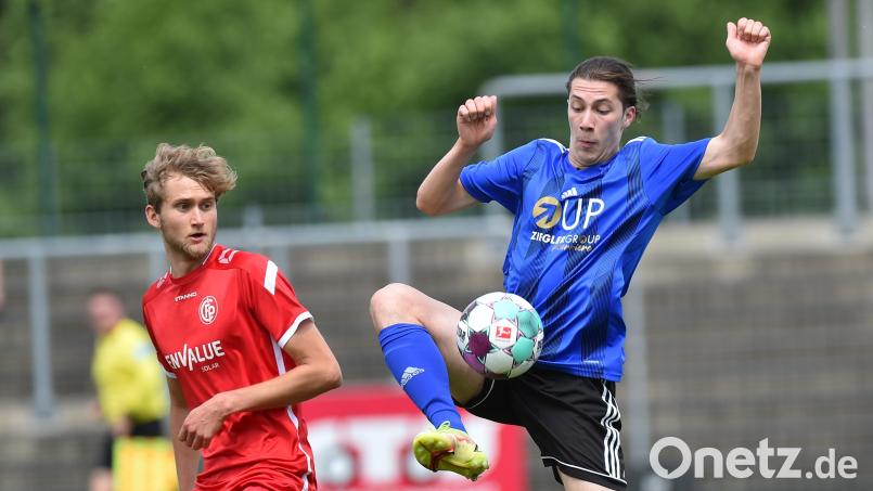 Erol Özbay (rechts) in Aktion: Der 20-jährige Stürmer verlässt die SpVgg SV Weiden und wechselt zum Landesliga-Aufsteiger SC Luhe-Wildenau. Bild: A. Schwarzmeier