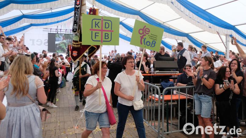 Eine Demonstration des ökumenischen Miteinanders bewiesen die Frauenbünde beider Religionsgemeinschaften nicht nur beim Festzug, sondern auch bei der gemeinsamen Gewinnspielaktion. Bild: le