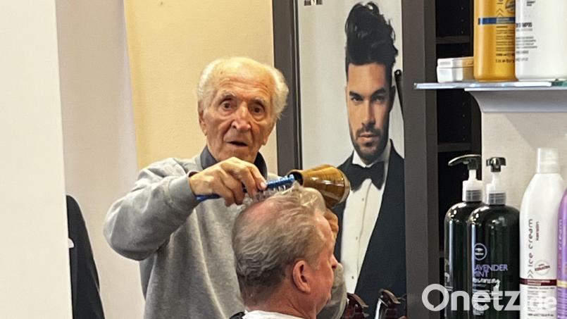 Ernst Paa schneidet auch mit 92 Jahren noch Haare. Sein Markenzeichen, den Fassonschnitt, erhalten altersbedingt nur noch ausgewählte Kunden. Bild: Nicole Leber/exb