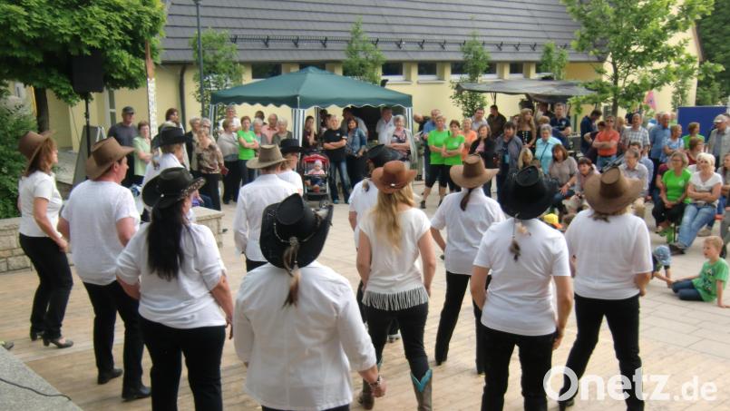 Wenn im Juli das 50-jährige Gemeindejubiläum gefeiert wird, tritt an beiden Tagen eine Gruppe auf, die seit vielen Jahren zu Fensterbach gehört. Die&quot; Cool-Liners&quot; sind Line-Dancer, die auch schon beim &quot;Tag der Gemeinde&quot; im Jahr 2016 mit dabei waren. Archivbild: Houschka