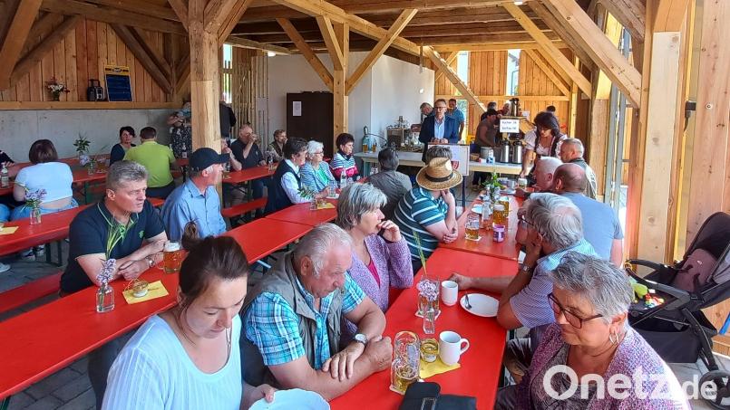 Die Fertigstellung des neuen Dorfstadels nahm die Freie Wählergemeinschaft zum Anlass für einen Frühschoppen. Landtagsdirektkandidat Martin Scharf aus Neunburg vorm Wald war als Gastredner vor Ort. Bild: Niebauer/exb
