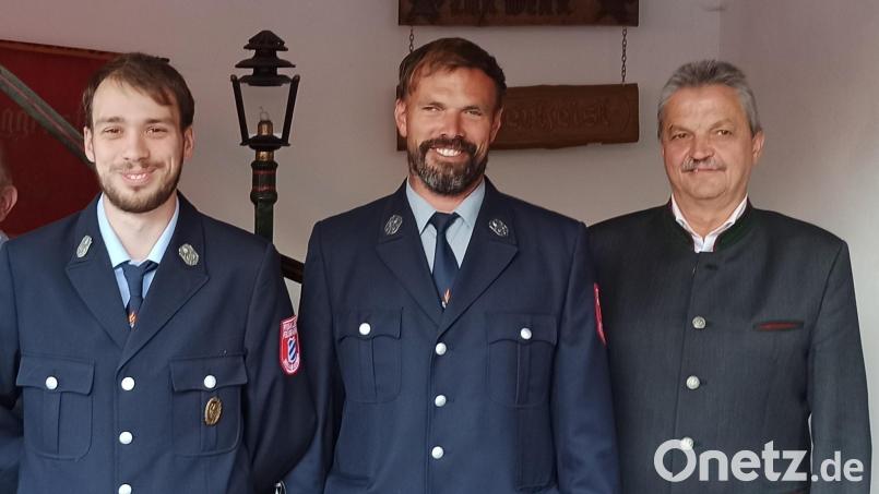 Jonas Gösl (links) ist der neue Kommandant im Ortsteil Roggenstein. Sein Onkel, Michael Gösl, bleibt Stellvertreter. Bürgermeister Andreas Wutzlhofer zeigte sich über die Neubesetzung zufrieden. Bild: dob