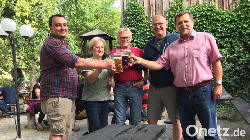 Glückwünsche zum 75. Geburtstag: (von links) Maximilian Klose (Junge Union), Marga Klameth (CSU), der Jubilar Karl Reyzl, TuS-Chef Manfred Seitz und Zweiter Bürgermeister Günther Koller. Bild: ge
