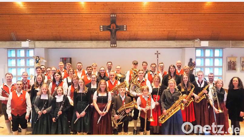 Die Musikkapelle Ursensollen erhält bei ihrem Frühjahrskonzert in der Kirche in Hohenkemnath tosenden Applaus. Bild: Franz Mädler/exb