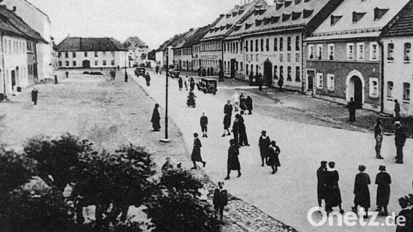 Große kahle Flächen, nur ein einziger Baum: So sah es am Oberen Markt in Mitterteich im Jahr 1935 aus, wie das Motiv einer alten Postkarte aus dem Stadtarchiv zeigt. Vielleicht sehne sich der Verantwortliche für die Anbohrung der Winterlinde nach einer solchen Ansicht, meint Werner Männer, Vorsitzender des Arbeitskreises Heimatpflege. Bild: Archiv Stadt Mitterteich/exb