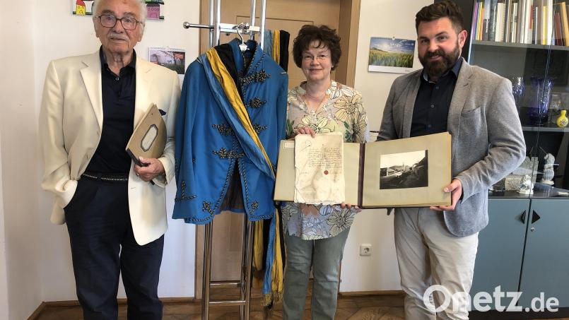 Bürgermeister Sebastian Dippold und Archivarin Ursula Wiechert (von rechts) freuen sich über die Schenkung von Oskar Schwarz. Bild: krb