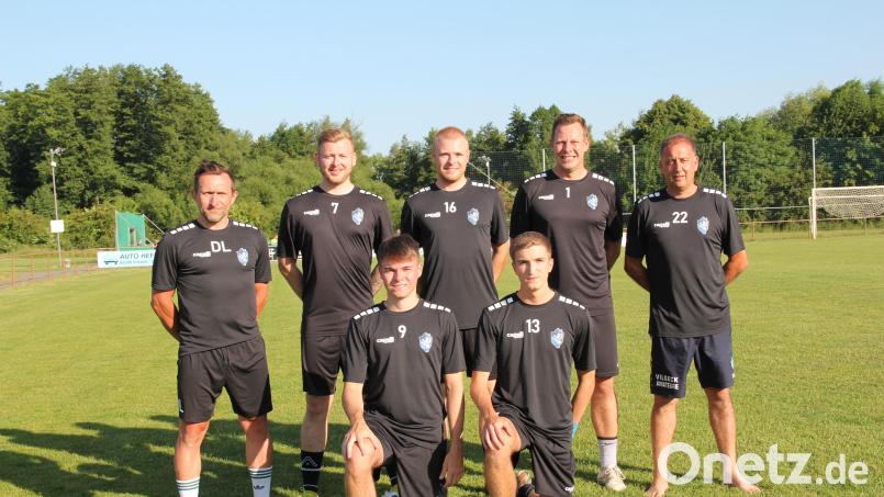 Die Neuzugänge des FV Vilseck (stehend von links): Trainer Daniel Liermann, Dominik Rudlof, Fabian Vater, Andreas Appel, Spielleiter Rainer Liermann; vorne von links: Michael Bauer und Lukas Madl. Bild: FV Vilseck/exb