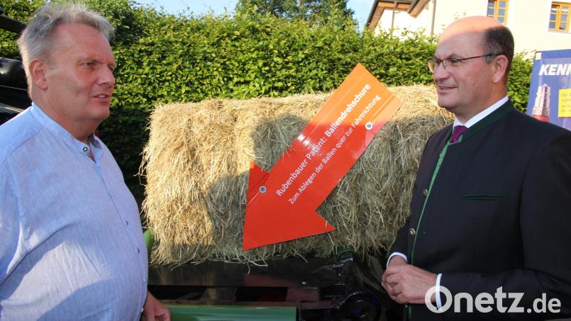 Georg Rubenbauer und Finanzminister Albert Füracker vor dem neuesten Werk von Rubenbauer, der "Ballendrehschure". Bild: kro