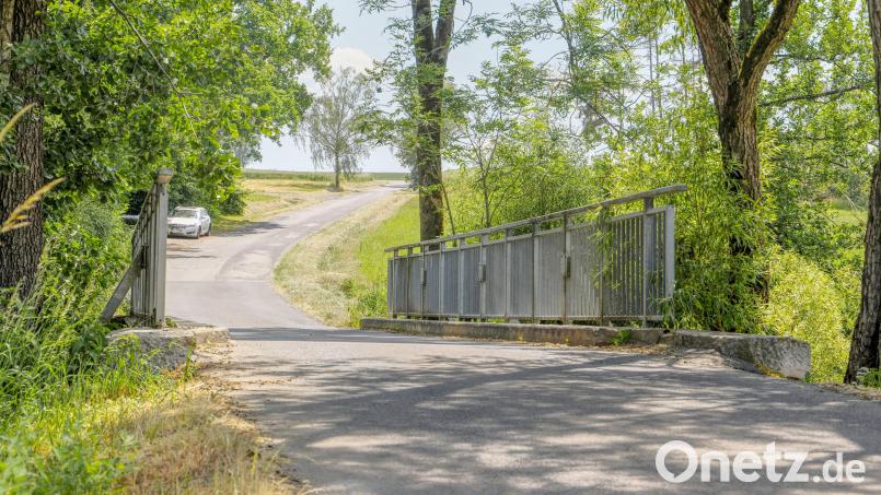 Blick von der Zeidlweidbrücke über die Fichtelnaab Richtung Schadenreuther Kreuzung: Die Straße ist ab Montag, 19. Juni, bis Oktober gesperrt. Bild: njn