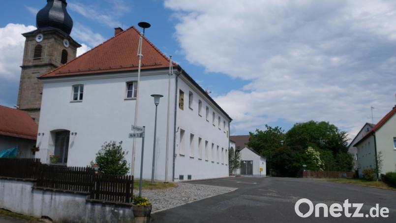 Vor dem Pfarrheim soll der Kirchplatz in Neuzirkendorf im Rahmen des Dorferneuerungsprorammes attraktiver werden. Bild: do
