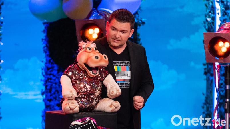 Comedian Sebastian Reich und sein Nilpferd Amanda bei der Aufzeichnung der Sendung „Fastnacht in Franken 2022“. Am Samstag, 17. Juni, stehen die beiden auf der Bühne des Kettelerhauses in Tirschenreuth. Archivbild: Nicolas Armer/dpa