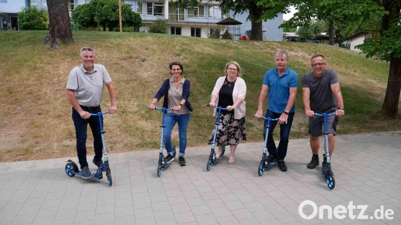 Mit den gespendeten Tretrollern drehen Bürgermeister Reiner Gäbl, Alexandra Reber als Stellvertreterin von Verkehrswacht und Schule, Schulleiterin Katharina Merther, Verkehrswachtvorsitzender Hans Messer und Schulhausmeister Stefan Fröhlich einige Runden. Bild: gz