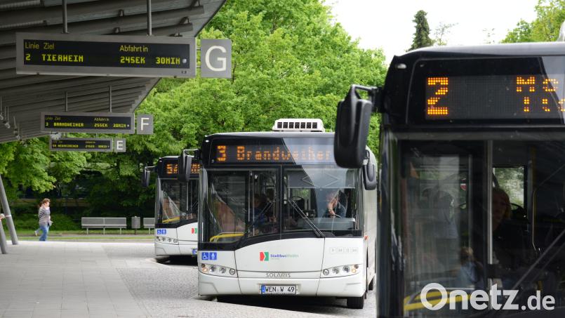 Bus statt Auto: Weidens Senioren können ab Januar 2024 ihren Führerschein gegen ein Jahresticket für den Bus eintauschen. Archivbild: Petra Hartl