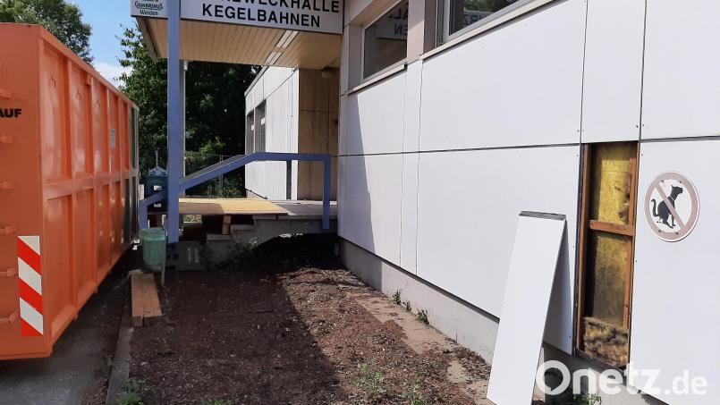 An der Mehrzweckhalle in Schirmitz könnte schon bald der Fassadenabbau beginnen. Sorge macht aktuell nur das benötigte Gerüst. Bild: ise