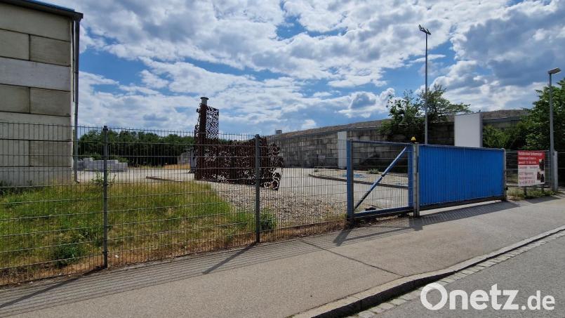 Von dem Gelände dieser Firma im Schwandorfer Stadtsüden wurde ein teurer Pkw gestohlen. Der Täter kletterte dazu über den Zaun des Betriebs. Bild: Thomas Dobler