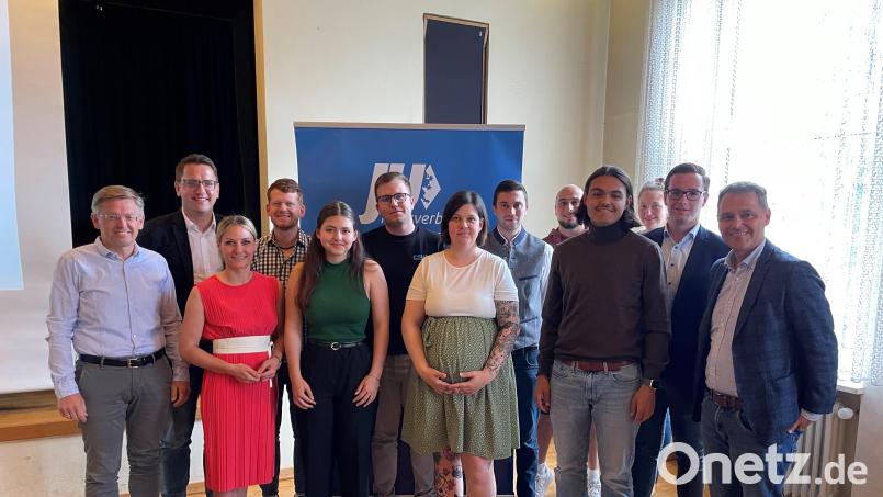 Die neue JU-Führungsriege und die Redner stellten sich zum Gruppenfoto auf. Von links: Tobias Reiß, Christian Doleschal, Stefanie Dippl, Maximilian Kastner, Veronika Zintl, Sebastian Müller, Kreisvorsitzende Sandra Dostler, Johannes Klinger, Manuel Ernst, Lukas Zintl, Carolin Böckl, Adrian Käß und Leonhard Zintl. Bild: Junge Union Kreisverband/exb