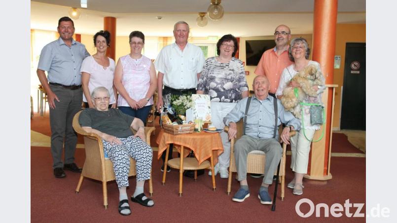 Ludwig Kick (sitzend, rechts) freut sich mit seiner Ehefrau Christa (sitzend, links) über die vielen guten Wünsche zum 85. Geburtstag. Bild: pi