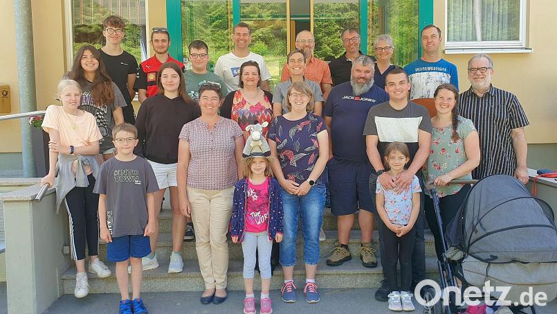 Die beiden Kolping-Vorsitzenden Reiner Gärtner (rechts) und Barbara Kaßeckert (mittlere Reihe, Dritte von rechts) freuten sich mit der Reisegruppe über ein gelungenes Familienwochenende in Lambach. Bild: bsc