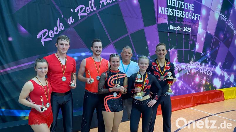 Auf dem Bild von links Johanna und Franz Rothballer, Antonia Schmid und Dominik Stubenvoll, Trainer Bernd Peter, Emelie Merkel und Julian Minks. Bild: Anna Kodalle/exb