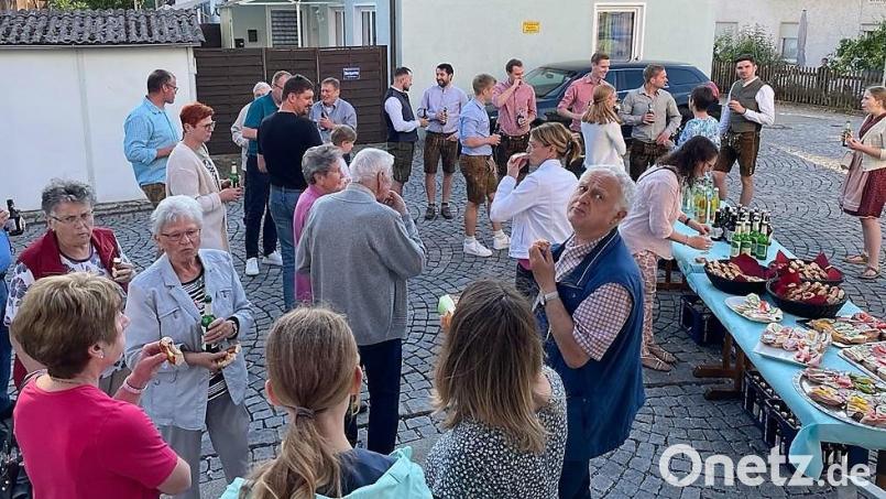 Nach dem Gottesdienst wird der kleine Umtrunk der Kirwaleit von den Besuchern gerne angenommen. Bild: Susanne Winterl