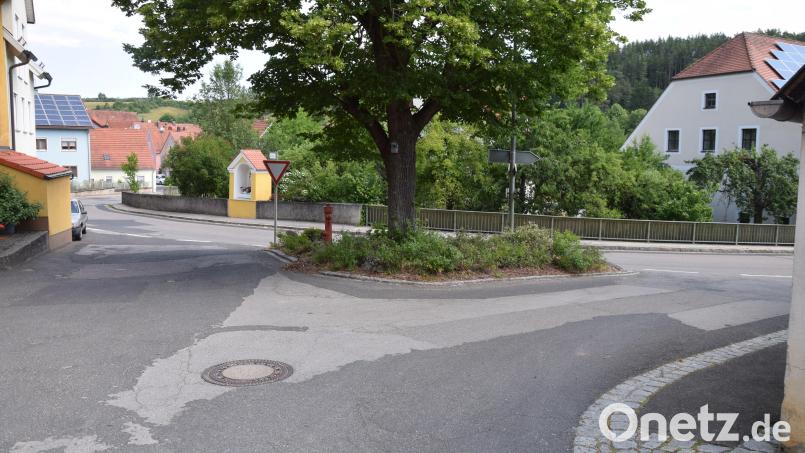 Die Engstelle in der Jakobusstraße im östlichen Bereich der Marktes im Zuge der Staatsstraße soll noch heuer beseitigt werden. Der Baubeginn ist für die zweite Augusthälfte vorgesehen. Bild: bö