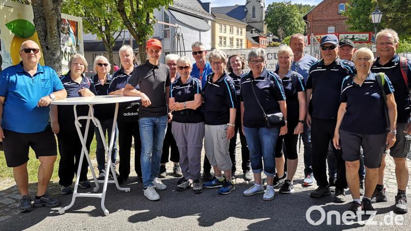 Die Reisegruppe mit dem neuen Bundestrainer der Nordischen Kombinierer, Eric Frenzel (Fünfter von links) und Gerd u. Heike Roscher (5. u. 6. von rechts). Bild: Irmgard Graser/exb