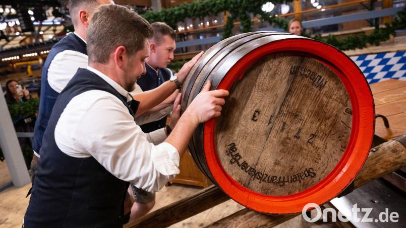 Mitarbeiter rollen beim Münchner Oktoberfest ein Bierfass für den traditionellen Fassanstich in ein Festzelt. In Raigering wurde am Sonntag ein 30-Liter-Holzfass aus dem Sterk-Festzelt geklaut. Symbolbild: Sven Hoppe/dpa