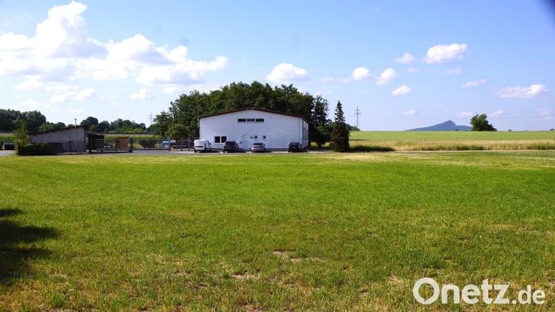 Auf der grünen Wiese zwischen Schirnitzbach und Bauhof wäre es denkbar, ein neues Gerätehaus zu errichten. Dies würde einen Stellplatz kleiner werden als das im benachbarten Immenreuth, das nächstes Jahr eingeweiht wird. Bild: bkr