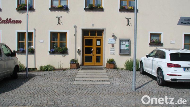 Der Behindertenparkplatz wird rechts neben der Türe ausgewiesen. Bild: ld