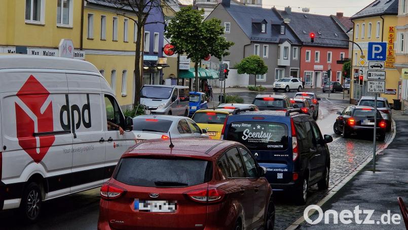 Die B299 verläuft mitten durch Waldsassen: Eng geht es unter anderem an der großen Ampelkreuzung am Backdie-Eck zu. Bild: hmr