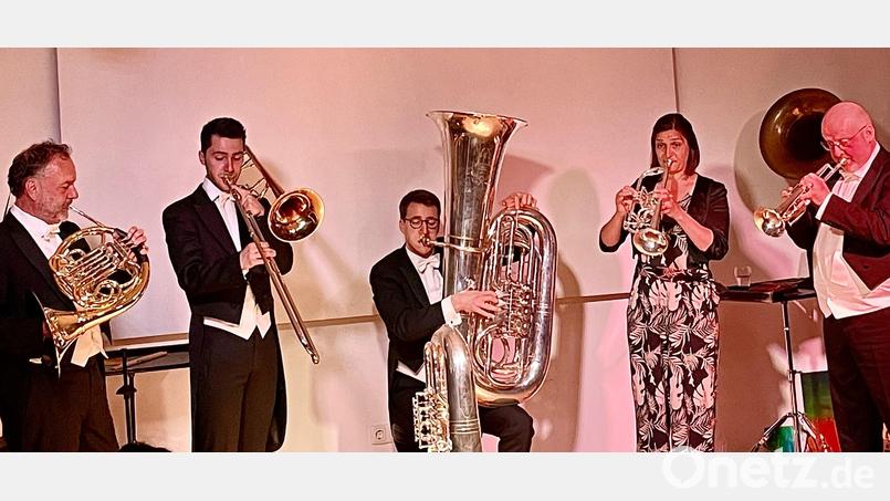 Einen umjubelten Auftritt legt das Quintett Harmonic Brass in der Kulturscheune in Elbart hin (von links): Andreas Binder, Alexander Steixner, Karl-Wilhelm Hultsch, Elisabeth Fessler und Hans Zellner. Bild: Krones