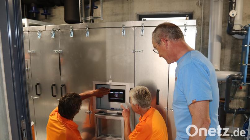 Bademeister Max Wagner (von links) und Dagmar Gabert kontrollieren im Technikraum des Riedener Freibads die Wassertemperaturen. Der störungsanfällige Wärmepumpe bereitete in der Vergangenheit auch Bürgermeister Erwin Geitner Sorgen. Bild: mrr