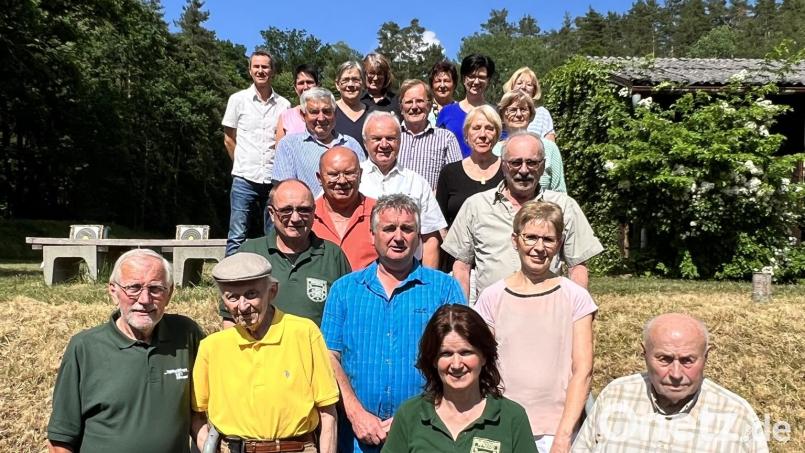 Zahlreiche Mitglieder der Stadtschützen Pfreimd wurden für ihre langjährige Treue ausgezeichnet. Bild: Karin Ruhland/exb