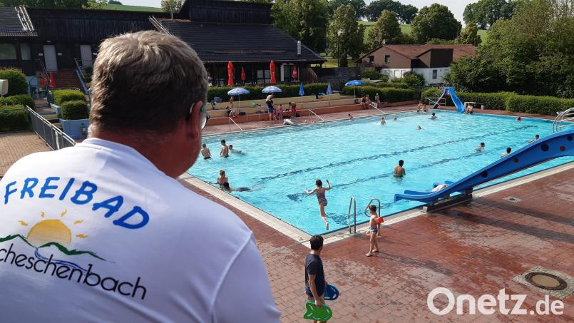 2024 feiert das Freibad Windischeschenbach 40. Geburtstag. Für den Stadtrat ist dies ein guter Grund, um über eine Sanierung nachzudenken. Ein Förderprogramm des Freistaats rückt dieses Vorhaben in greifbare Nähe. Bild: Lowak