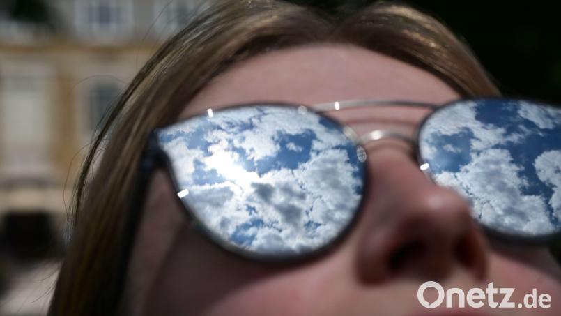Sonnenbrille oder Regenschirm? Was brauchen Besucher des Amberger Altstadtfestes und beim Tag der Bundeswehr in Kümmersbruck am Wochenende? Bild: Bernd Weißbrod/dpa