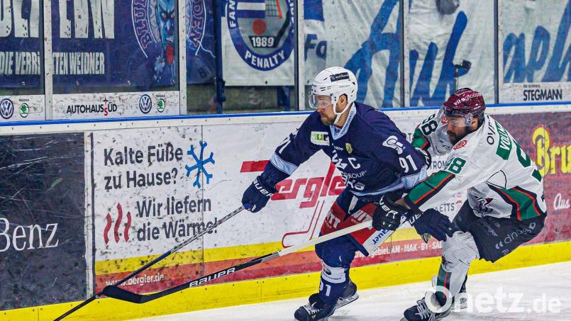 In der vergangenen Saison verpassten die Blue Devils (links Dennis Thielsch) in der spannenden Final-Serie gegen die Starbulls Rosenheim (rechts Maximilian Vollmayer) den Aufstieg in die DEL2. Archivbild: Werner Moller
