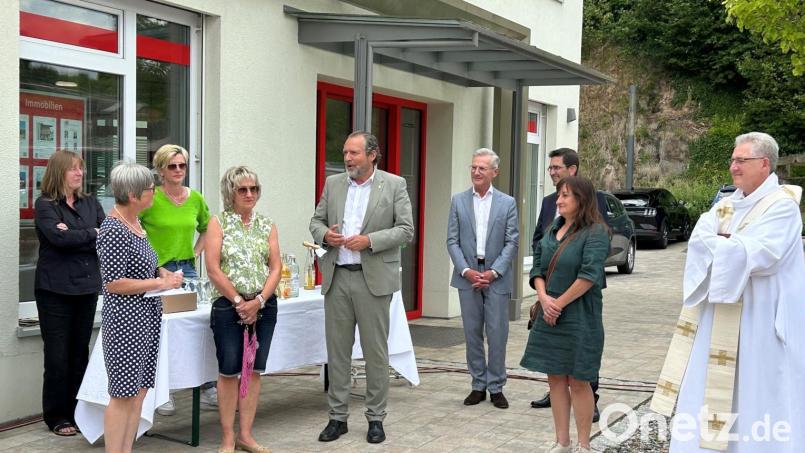 Das Netzwerk Nabburg und die Stadt freuen sich über den neuen Wochenmarkt am Gelände der Sparkasse. Bild: Marko Pammer/exb