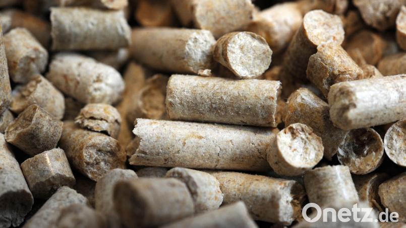 Bürgerinnen und Bürger, die mit Pellets heizen, können sich Hoffnungen auf eine finanzielle Hilfe machen. Symbolbild: Bernd Weißbrod/dpa