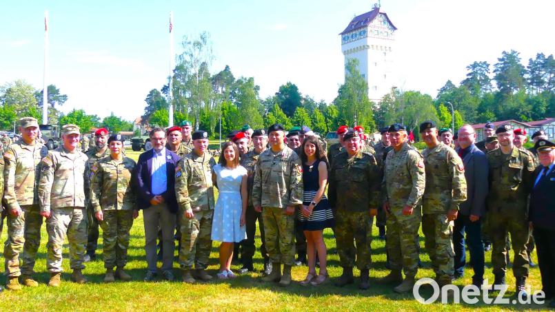 Der Markt Freihung, die Reservistenkameradschaft und weitere Institutionen verabschiedeten den scheidenden Bataillonskommandeur des US-Partnerschaftsverbandes 18. CSSB, LtCol John Abella mit Familie, auf dem Paradefeld in Grafenwöhr. Bild: nbu