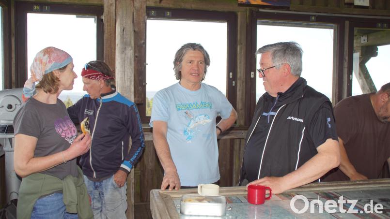 Besuchern gibt Hermann Markgraf (rechts) in der Aussichtskanzel jederzeit Auskunft. Im Rucksack hat er manchmal Kaffee und böhmischen Schmierkuchen, den er mit den Gästen teilt. Bild: mmj