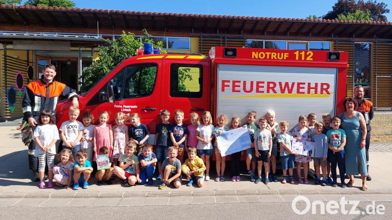 Die Lintacher Feuerwehr mit den Vorsitzenden Michael Weiß (links) und Philipp Meier (rechts) an der Spitze besuchen den Einrichtungsleiterin Ulrike Schießlbauer (Zweite von rechts) dankt für die Spende. Bild: Ulrike Schlaffer/exb