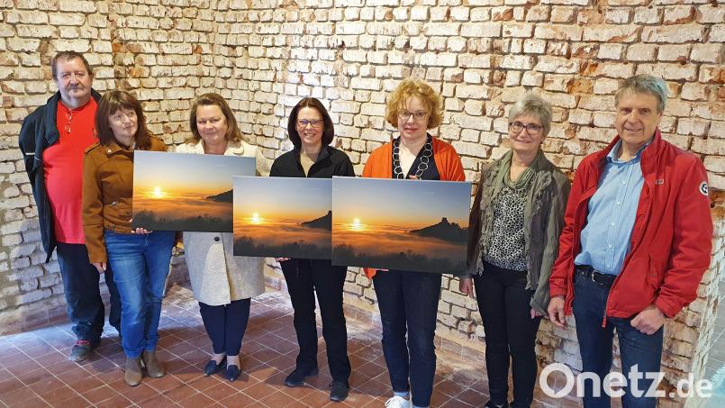 Diana Kraus, Kornelia Jakob und Johanna Morka (Dritte, Vierte und Fünfte von links) freuten sich über die Sonnenuntergänge hinter der Burg. Manfred Sander (links) hatte das faszinierende Schauspiel mit der Kamera eingefangen. Bild: nm