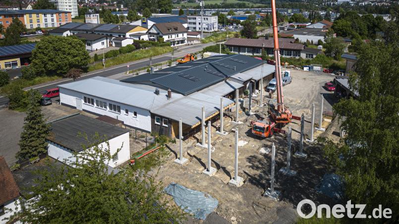 Zurzeit werden die Betonfertigteile für die neue Halle am städtischen Bauhof aufgestellt und das Fundament gegossen. Bild: Wolfgang Erhart/exb