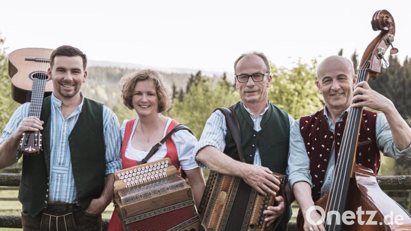 Die &quot;Pfiffigen Knepf&quot; haben sich der echten alpenländischen Volksmusik verschrieben. Die Gruppe wirkt beim Altbayerischen Adventsingen am 2. Dezember in der Stadtpfarrkirche St. Georg mit. Bild: Sabine Pschibl/exb