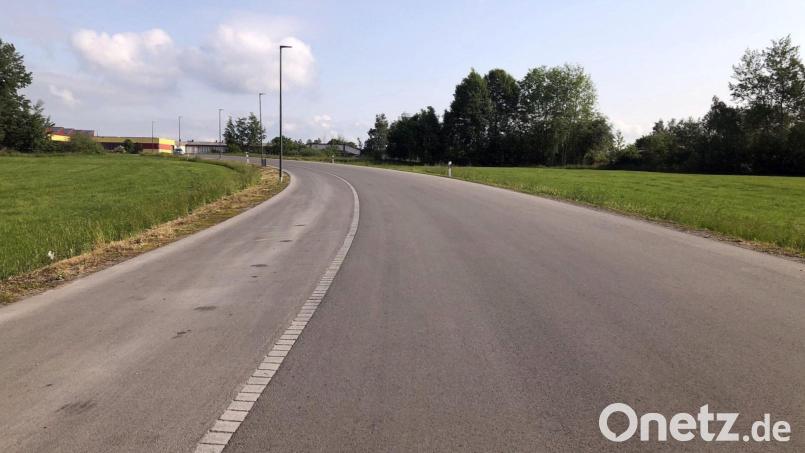 Der Eigenanteil beim Neubau der Gemeindeverbindungsstraße &quot;Am Industriepark&quot; beträgt laut Abrechnung rund 315.000 Euro. Gefördert wurde die Maßnahme vom Freistaat Bayern, der 469.000 Euro bereitstellte. Bild: wro