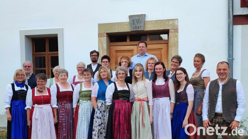 Die Trachtkleider schmücken nicht nur die Damen, sondern auch die langjährige Leiterin der Nähkurse, Edeltraud Wild (vorne, Sechste von links). Bild: gri