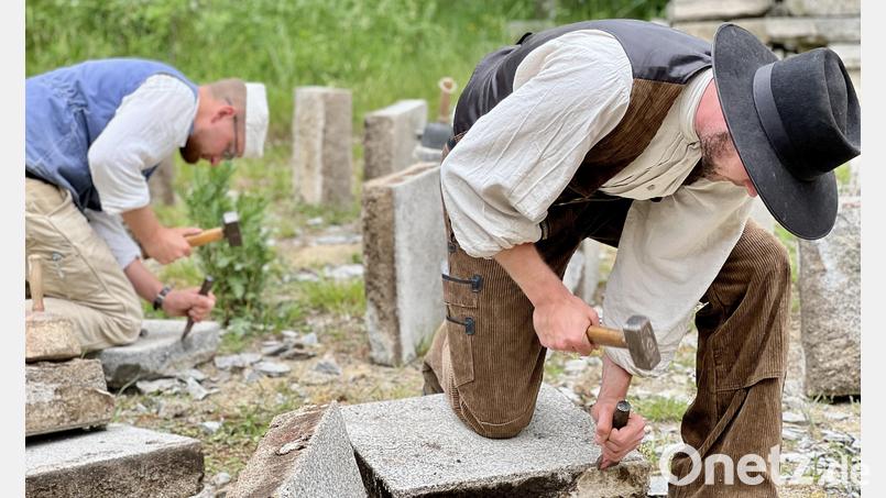 Wandergesellen arbeiten für den guten Zweck, aber immer auch, um neue Handgriffe zu lernen, persönlich zu reifen. Hinten der &quot;Journeyman&quot; aus England. Bild: Eichl