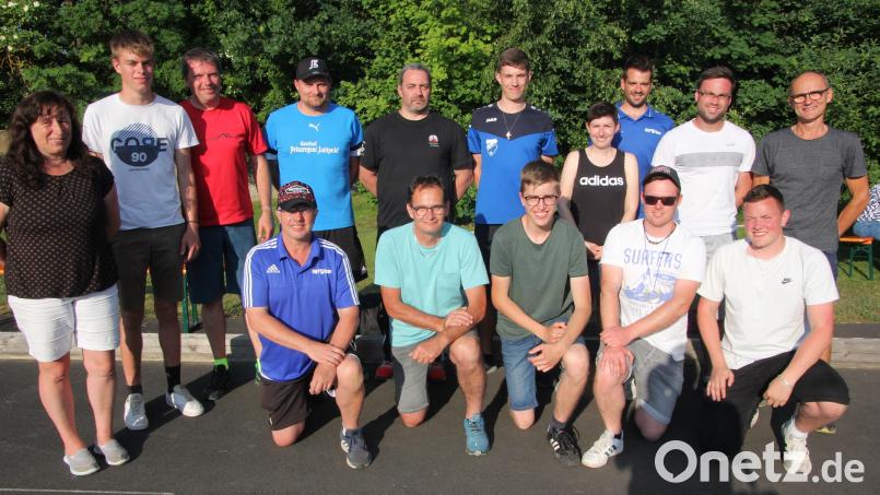 Die drei besten Teams der Asphaltstock-Vereinsmeisterschaften und die Schlusslicht-Formation zusammen mit Turnierleiter Matthias Schnurrer (rechts) und Nicole Stark (links), die für das Rechenbüro verantwortlich war. Bild: kro